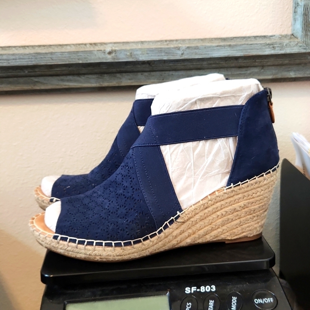 NWT Kenneth Cole Gentle Souls Colleen Cross Blue Elastic Wedge Sandal